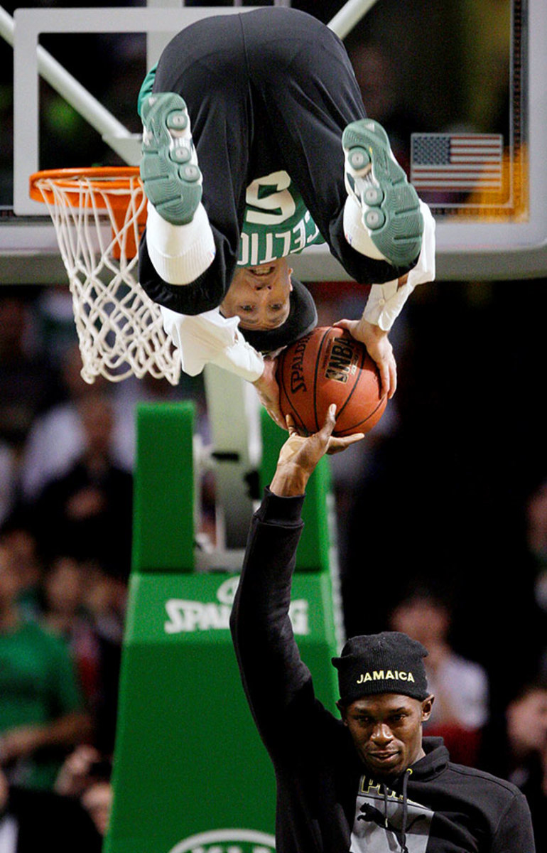 2008-1219-Usain-Bolt-Boston-Celtics-mascot-Lucky.jpg